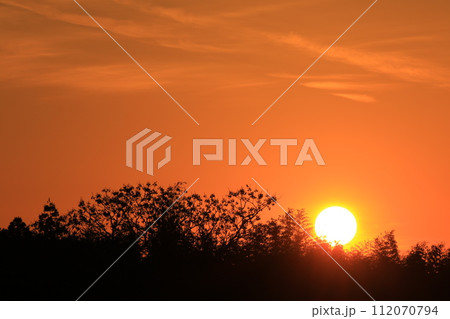 沈む夕日 112070794
