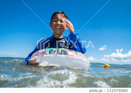 Ocean bathing 112070860
