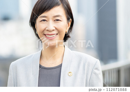 キャリアウーマン　ミドル女性　弁護士 112071088