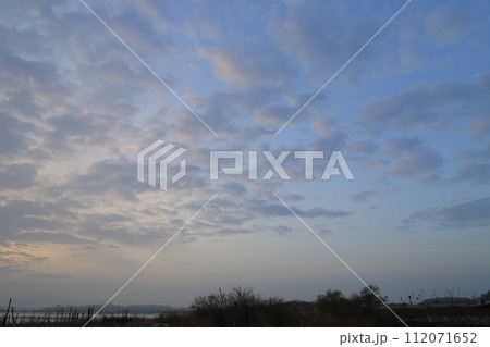 霧のかかる夜明け 112071652