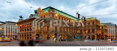 Central avenue of Vienna and illuminated State Opera on winter twilight 112071663