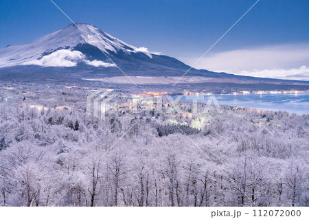 《山梨県》冬の富士山・雪景色の山中湖パノラマ台 112072000