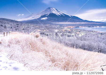 《山梨県》冬の富士山・雪景色の山中湖パノラマ台 112072006