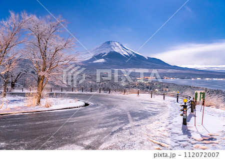 《山梨県》冬の富士山・雪景色の山中湖パノラマ台 112072007