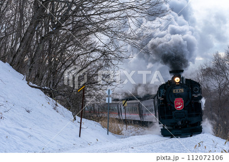 雪の中を走るsl冬の湿原号の写真素材 [112072106] - PIXTA