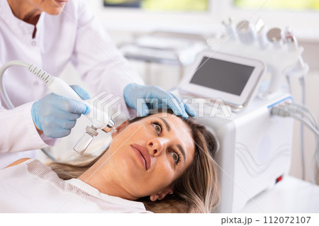 RF lifting and deep hydration for facial skin on young woman in clinic 112072107