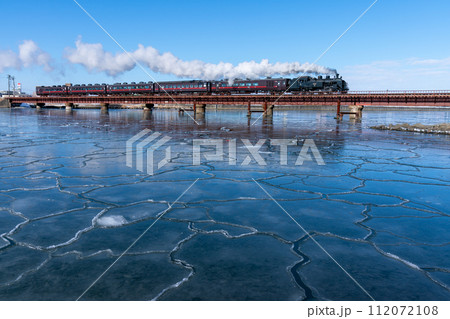 釧路川鉄橋を走るSL冬の湿原号 112072108