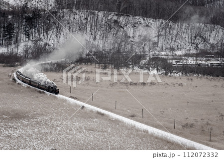 釧路湿原を走るSL冬の湿原号 112072332
