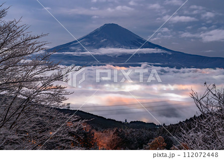 《静岡県》富士山と雪景色の大雲海・乙女峠の眺望 《静岡県》富士山と雪景色の大雲海・乙女峠の眺望 112072448