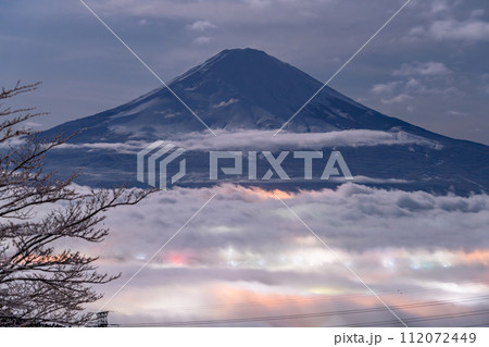 《静岡県》富士山と雪景色の大雲海・乙女峠の眺望 《静岡県》富士山と雪景色の大雲海・乙女峠の眺望 112072449
