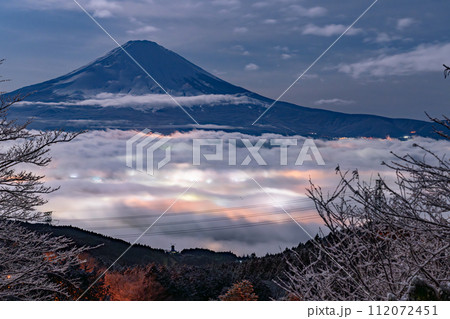 《静岡県》富士山と雪景色の大雲海・乙女峠の眺望 112072451