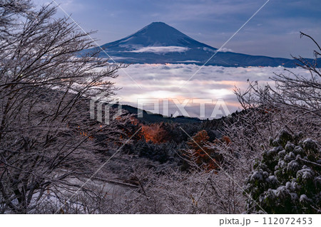 《静岡県》富士山と雪景色の大雲海・乙女峠の眺望 《静岡県》富士山と雪景色の大雲海・乙女峠の眺望 112072453