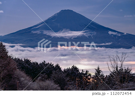 《静岡県》富士山と雪景色の大雲海・乙女峠の眺望 《静岡県》富士山と雪景色の大雲海・乙女峠の眺望 112072454