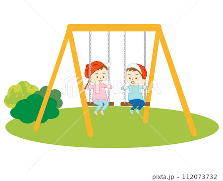 公園でブランコで遊ぶ小さな女の子達 112073732