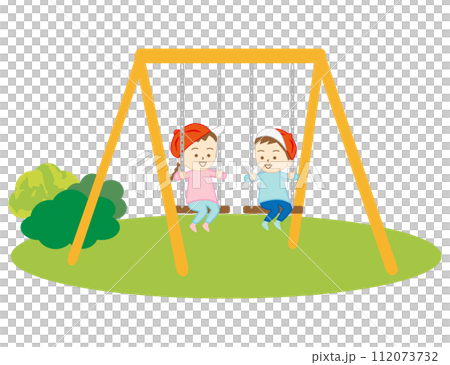 公園でブランコで遊ぶ小さな女の子達 112073732