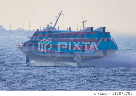 伊豆大島の海をゆく、東海汽船の高速ジェットフォイル船。  東海汽船東京湾〜伊豆諸島航路のさるびあ丸船 112073793