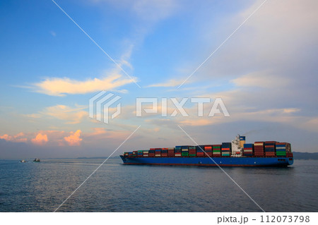 東京湾を行く巨大タンカーと美しい夕陽。  東海汽船東京湾〜伊豆諸島航路のさるびあ丸船上にて。 202 112073798