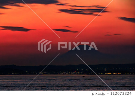 東京湾から眺める美しい夕陽と富士山のシルエット。  東海汽船東京湾〜伊豆諸島航路のさるびあ丸船上にて 112073824