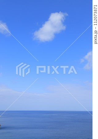 沖縄の青い海と青い空 沖縄の青い海と青い空 112073871