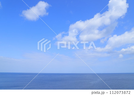 沖縄の青い海と青い空 112073872