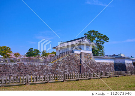 桜咲く神奈川県小田原市の小田原城址公園の銅門、銅門広場方面 112073940