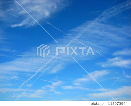 青空に浮かぶ飛行機雲 青空に浮かぶ飛行機雲 112073944