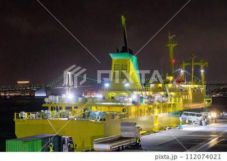 竹芝桟橋の橘丸。 東京の夜景。  東海汽船東京湾〜伊豆諸島航路のさるびあ丸船上にて。 2023年11 112074021