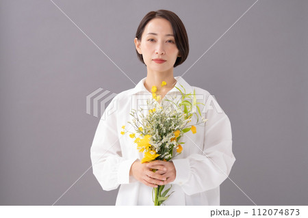花束を持つ女性 ビューティー 花束を持つ女性 ビューティー 112074873