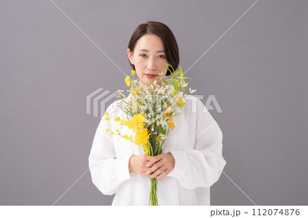花束を持つ女性　ビューティー　 112074876