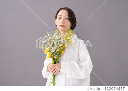 花束を持つ女性　ビューティー　 112074877