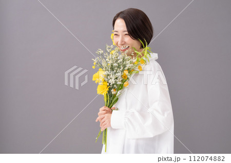 花束を持つ女性　ビューティー　 112074882
