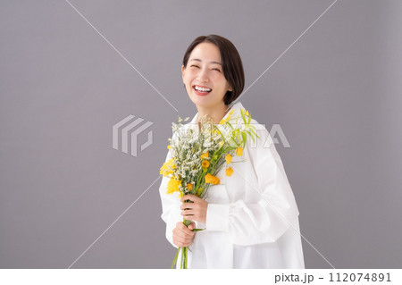 花束を持つ女性　ビューティー　 112074891