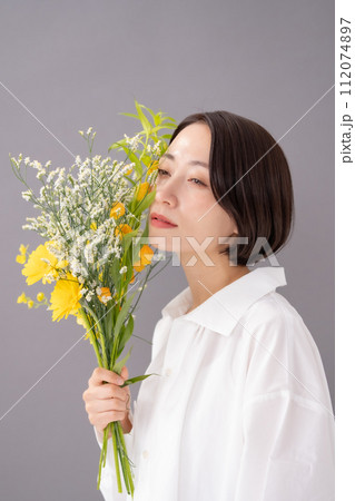 花束を持つ女性　ビューティー　 112074897