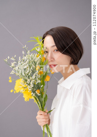 花束を持つ女性　ビューティー　 112074900