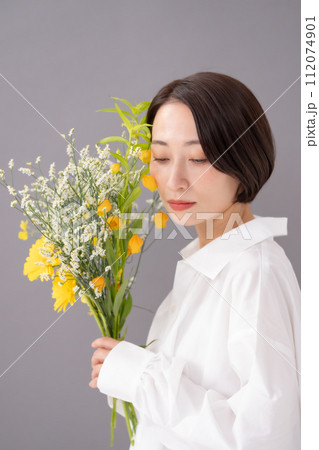 花束を持つ女性　ビューティー　 112074901