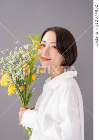 花束を持つ女性　ビューティー　 112074902