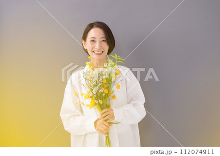 花束を持つ女性　ビューティー　前ボケ 112074911