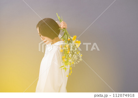花束を持つ女性　ビューティー　前ボケ 112074918