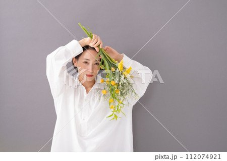 花束を持つ女性　ビューティー　 112074921