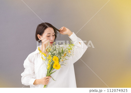 花束を持つ女性　ビューティー　前ボケ 112074925