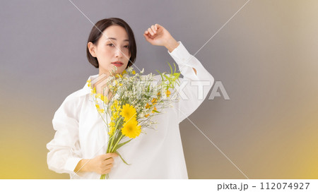 花束を持つ女性　ビューティー　前ボケ 112074927