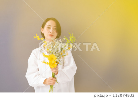 花束を持つ女性　ビューティー　前ボケ 112074932