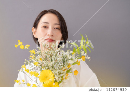 花束を持つ女性　ビューティー　 112074939