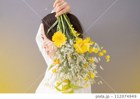 花束を持つ女性　ビューティー　前ボケ 112074949