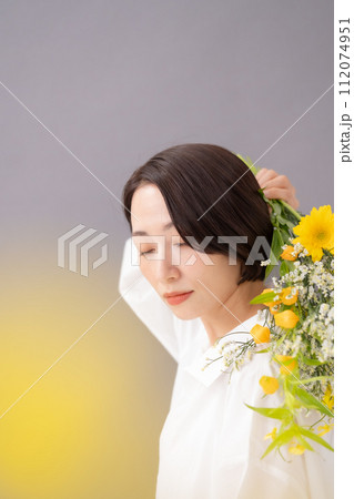 花束を持つ女性　ビューティー　前ボケ 112074951