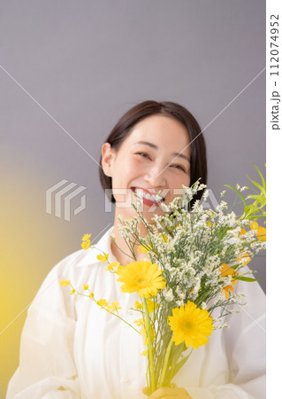 花束を持つ女性　ビューティー　前ボケ 112074952