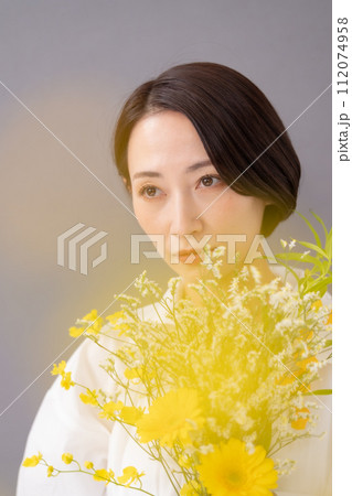花束を持つ女性　ビューティー　前ボケ 112074958