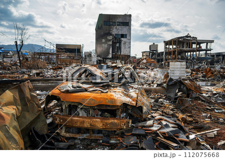 能登半島地震 輪島朝市通りの被災現場の風景 112075668