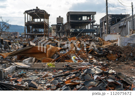 能登半島地震 輪島朝市通りの被災現場の風景 112075672