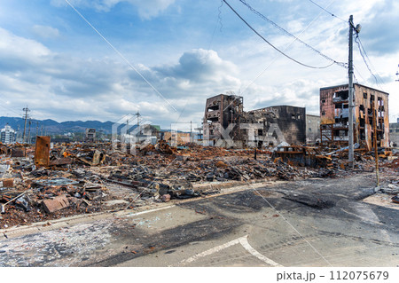 能登半島地震 輪島朝市通りの被災現場の風景 112075679